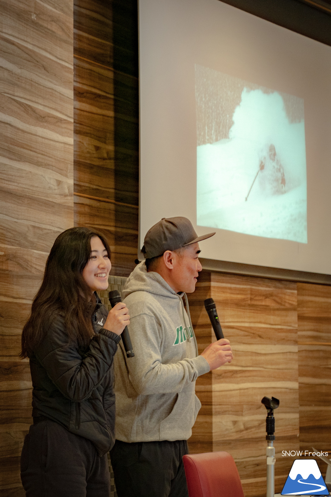 井山敬介さんと秋元日菜子さんのコンビは今年も健在！さらに、サプライズゲストも登場？！憧れのスキーヤーと一緒に雪と戯れ、『いちえ』の美味しいランチをいただく…。夢のようなイベント。めもるホールディングス presents プロスキーヤー・井山敬介さんと行く｜ダイナスティスキーリゾート